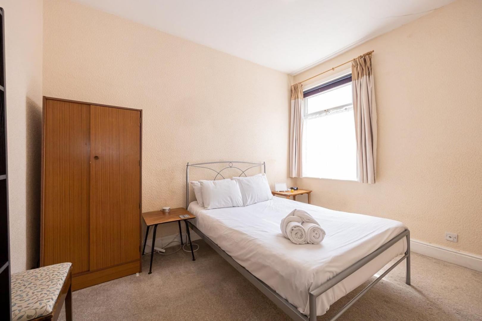 Guestready - Enchanting Life In Gorse Hill Manchester Zewnętrze zdjęcie